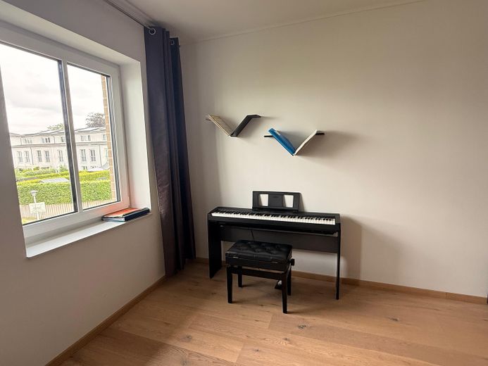 Modernes Reihenmittelhaus, Baujahr 2016, ruhig gelegen in Toplage von Ahrensburg – PROVISIONSFREI! – Studio Staffelgeschoss