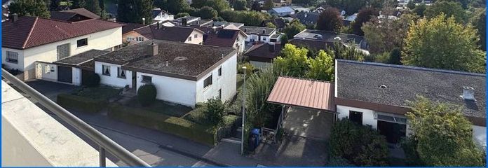 Fernsicht Pur! Lichtdurchflutete und bezugsfreie 3 Zi.-DG-Wohnung mit gr. Balkon und Garage!
