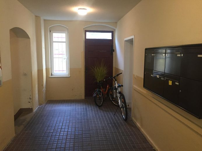 Gemütliche 2-Zimmer-Wohnung in Meißner Altstadt (mit Balkon) - frisch renoviert! – Hausflur Eingang