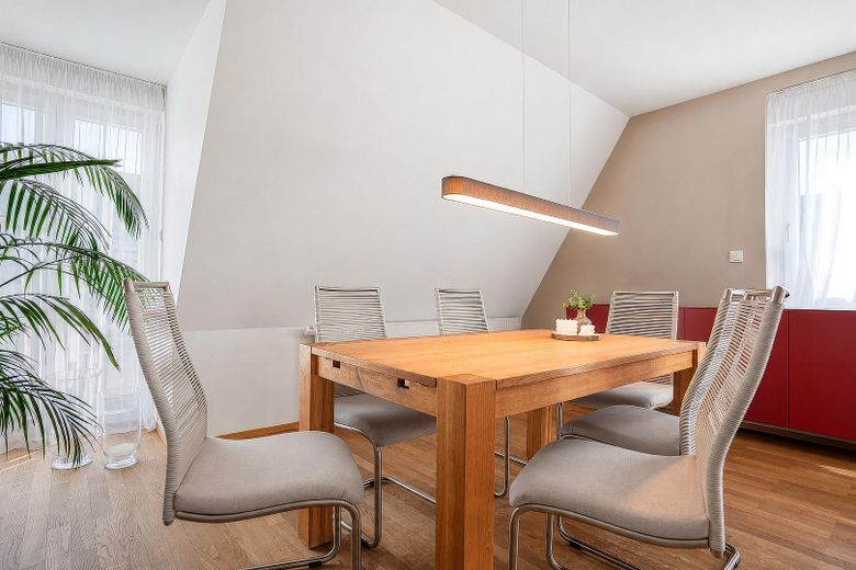 Exklusive Eigentumswohnung in bester Innenstadtlage von Mindelheim – 2 TG-Stellplätze – Wohn- und Esszimmer