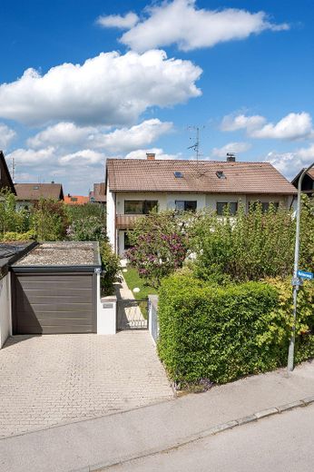 Zugang zum Haus mit Garage