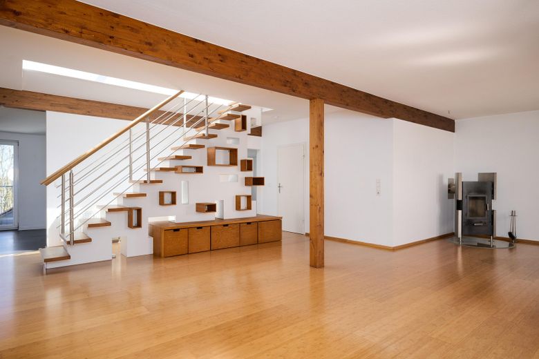 Altbau-Dachgeschosswohnung mit privater Dachterrasse am Adolfplatz — 127m², provisionsfrei – Wohnzimmer