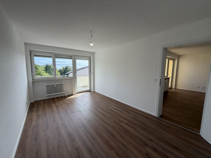 Wiesbaden-Medenbach'ta iki balkonlu yenilenmiş 2 odalı daire – Schlafzimmer