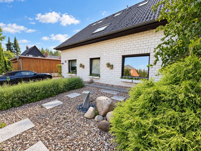 Kirchlinteln! Spacious detached house with a separate granny flat – Photo 1