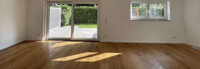 ruhig gelegene Neubauwohnung mit Südterasse – Wohnzimmer
