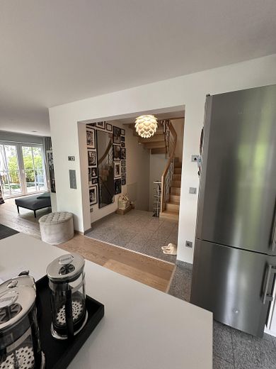 Near Simmerleinplatz: As-new, bright XXL semi-detached house, upscale features, KFW70 standard, with fitted kitchen – EG Wohnzimmer/Flur
