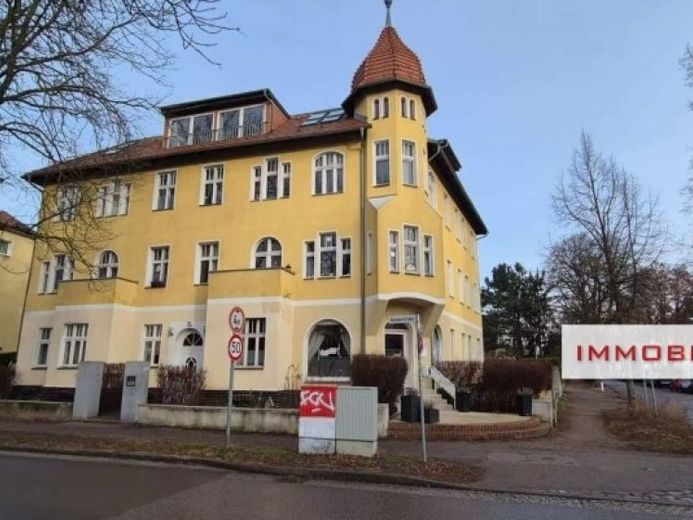 IMMOBERLIN.DE - Liebenswürdige Altbauwohnung mit stimmungsvoller Galerie in ruhiger Lage – Foto 1