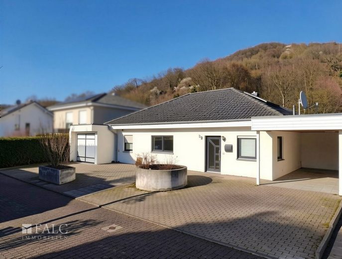 Moderner Bungalow mit großzügigem Garten und Garage – Außenansicht