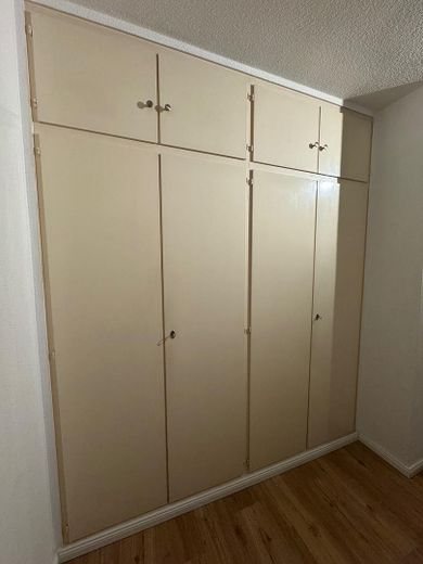 Großzügige 4-Zi.-Whg. (2 2/2 Zi.) mit Balkon/Südlage ; auf großem Grundstück ; provisionsfrei – Schränke im Flur / Stauraum