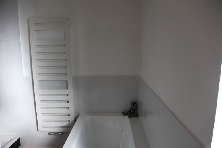 Stylowe mieszkanie w sercu Belgisches Viertel – urok starej kamienicy i radość życia przy Brüsseler Platz – Zehnder Design-Heizkörper