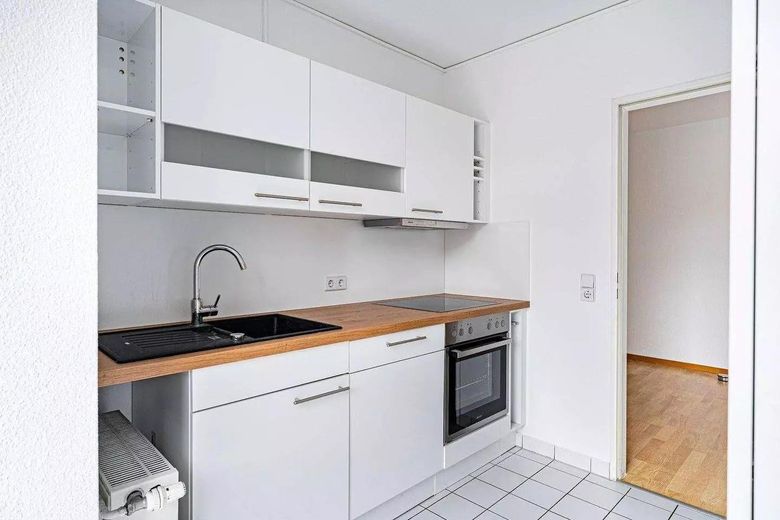 Frisch renoviert: Großzügige 140 m² Etagenwohnung mit Süd-Balkon, Parkett, Duschbad & TG-Stellplatz – Küche mit EBk
