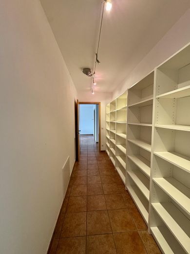 Casa unifamiliare indipendente in una posizione speciale ai margini dei campi, con ampie superfici terrazzate – Flur zum Gästezimmer