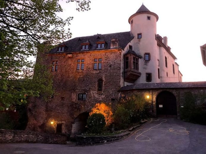 Neuerburg/ Eifel, zentrumsnah - charmantes, kleines Haus für kleines Geld - auch als Ferienhaus geeignet – Burg