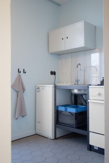Interbau 1957 en el barrio Hansaviertel: 49,5 m² llenos de luz en la 3.ª planta | sin comisión – Küche