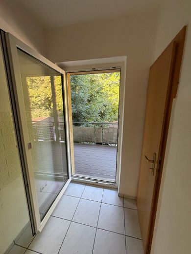 Stuttgart Süd Bestlage - 2-Zimmer-Wohnung mit großem Balkon ins Grüne in Stuttgart-Süd – Ausgang Balkon
