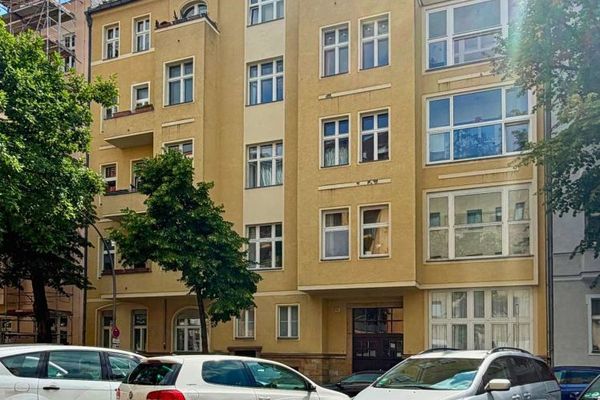 شقة مؤجرة من غرفتين في مبنى قديم داخل مبنى الحديقة الهادئ – استثمار رأسمالي جذاب في شارلوتنبورغ