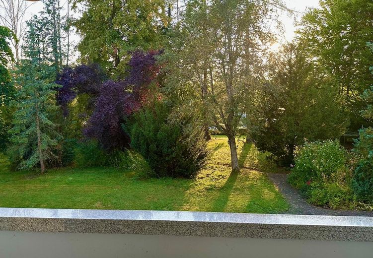 Modernisierte 3-Zimmer-Wohnung mit Einbauküche, Balkon & Blick ins Grüne – Blick vom Balkon