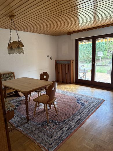 Verkauf eines Einfamilienhauses mit Doppelgarage und großzügigem Garten – Foto 7