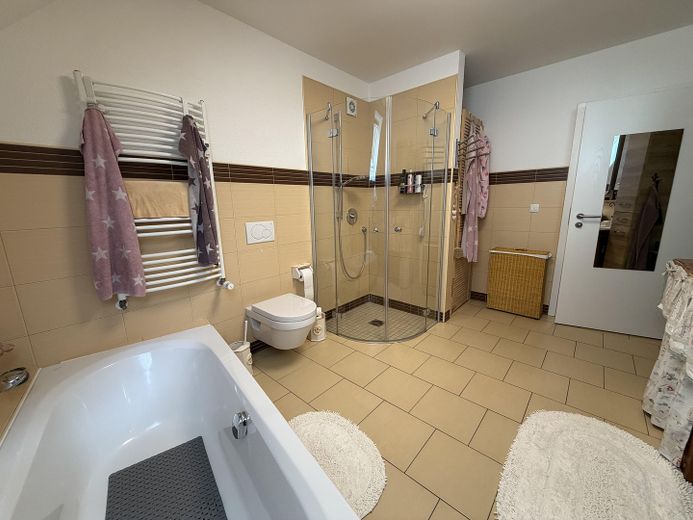 100m² Wohnung mit Fußbodenheizung, Klimaanlage, Balkon, 2 PKW Stellplätze – Foto 14