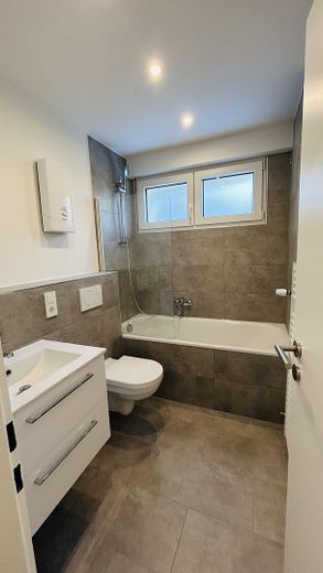 Wohnung in Bestlage mit Südbalkon - Erstbezug nach Sanierung – Badezimmer 1