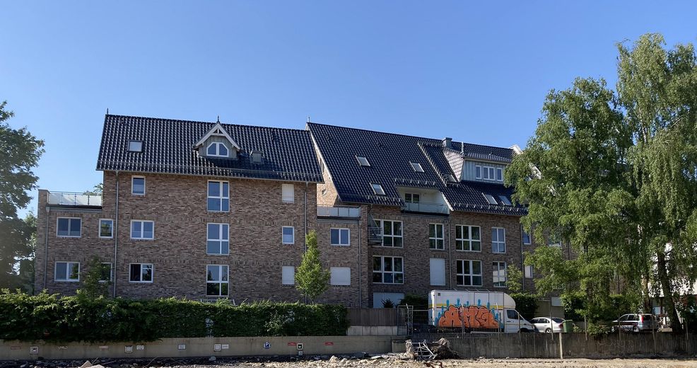 2 Zimmer Wohnung mit Balkon und Tiefgaragenplatz in Hamburg-Iserbrook – Ansicht Nordseite, Eingang 