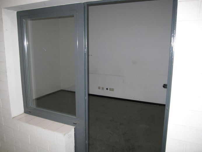 Innenliegendes Hallenbüro