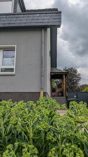 OHNE MAKLER! Freistehendes EFH auf 1.416 m² – seltenes Grundstück in zentraler Lage von Hennef – Hauseingang