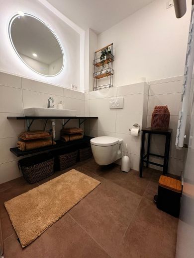 Moderne 3,5-Zimmer-Maisonette möbliert mit Heimkino, Wallbox & Klimaanlage – DG: Badezimmer