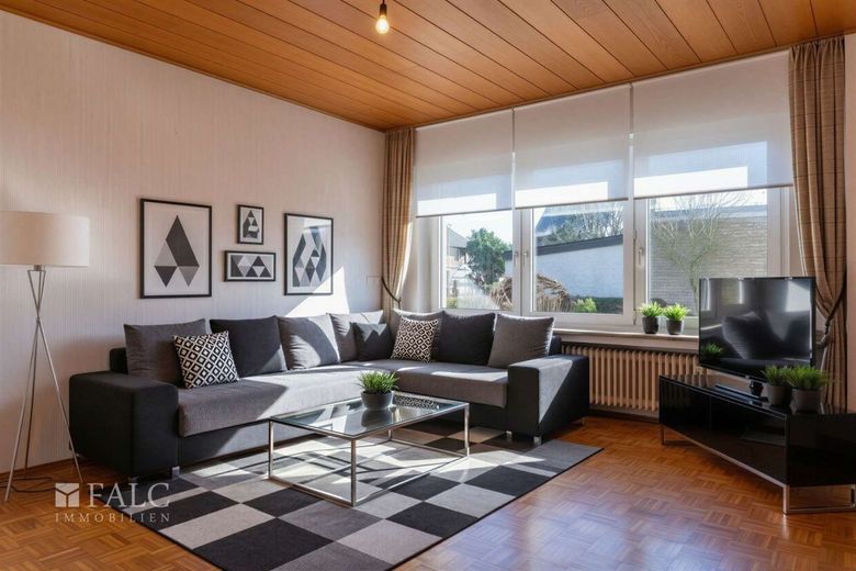 Freistehendes Einfamilienhaus mit Anbaupotenzial in ruhiger Randlage – Einrichtungsbeispiel -  Wohnzimmer