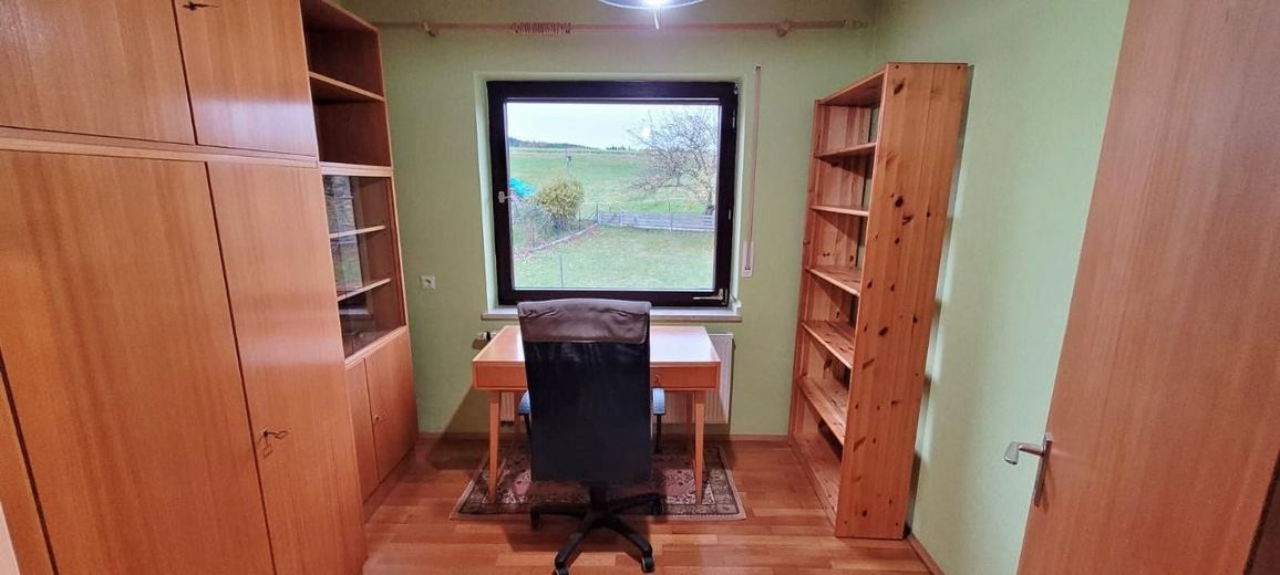 Słoneczne mieszkanie 4-pokojowe z kuchnią, łazienką i WC, balkonem od południa, garażem indywidualnym oraz ogrodem o powierzchni 250 m² w Siegertshofen Fischach – Schlafzimmer/Büro