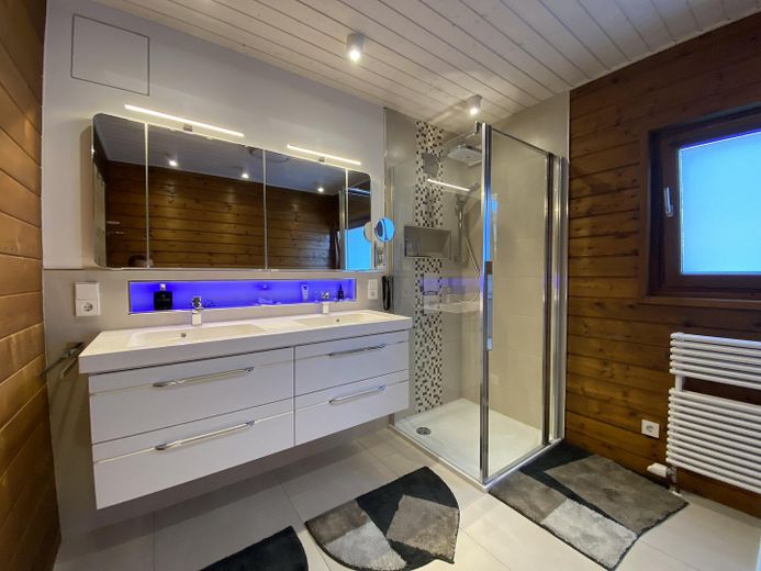 Maison individuelle avec appartement indépendant et vue dégagée *sans commission* – Bad mit Regendusche