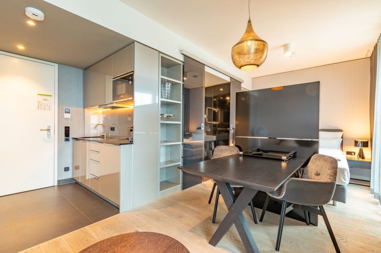 Möbliertes Studio mit Balkon: 10.OG Cloud No.7 über Milaneo – Gesamtes Business-Loft