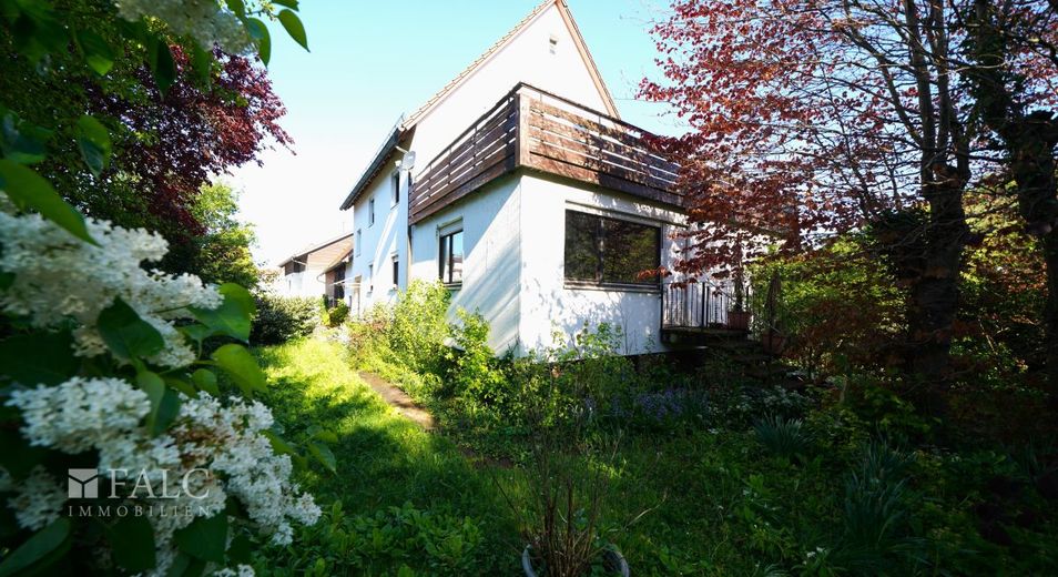 Viel Fläche, noch mehr Möglichkeiten! 3-Stöckiges Landhaus mit XXL Scheune - FALC Immobilien – Rückansicht