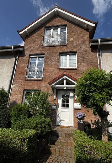 ¡De particular, sin agencia inmobiliaria! Casa adosada intermedia ideal para familias, en una ubicación perfecta y con instalación solar – Hausansicht