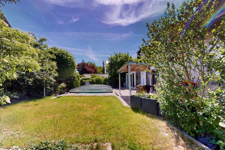 Appartamento modernizzato di 5 locali al piano terra con grande giardino, piscina e accesso diretto al garage – Garten
