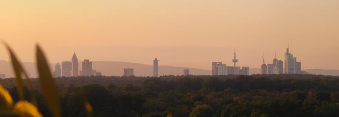 2 Zimmer Wohnung 65 m² im 11. OG mit spektakulärem Weitblick – Skyline, Taunus & Flughafen – Blick vom Balkon