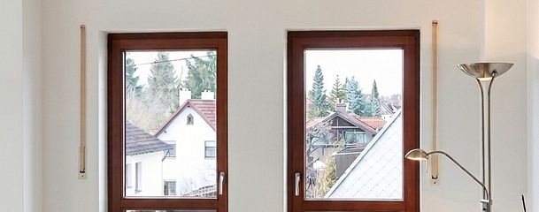 Світла 2-кімнатна мансардна квартира в Мюнхені-Трудерінгу – Wohnzimmer Richtung Balkon