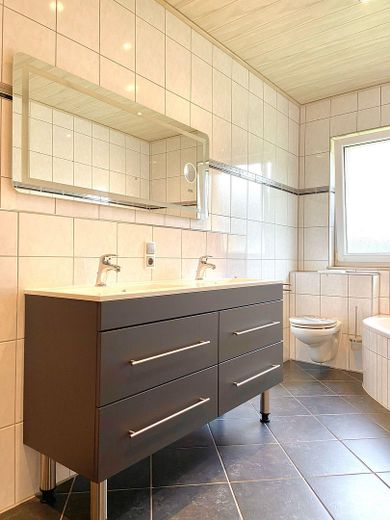 *** Schöne 4,5 Zimmer Wohnung mit zwei modernen Bädern, EBK, Balkon, Terrasse und Garten *** – Badezimmer mit Waschbecken