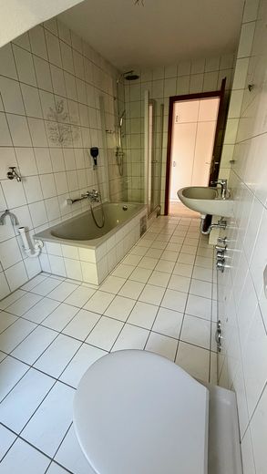 Schöne 3-Zimmer DG Wohnung mit modernisierter Küche und Balkon – Badezimmer