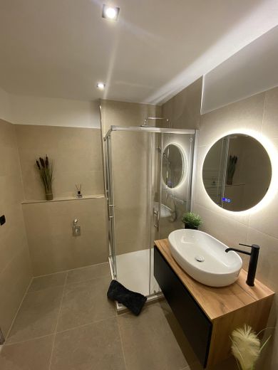 Investment-Highlight: sanierte und vermietet 2-Zimmer-Wohnung mit 6% Rendite – Badezimmer