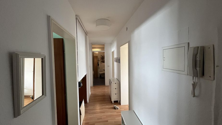 Erstbezug nach umfangreicher Sanierung, 3ZKB mit Balkon, verkehrsgünstig – Diele
