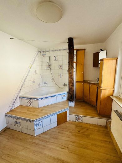 4-Zimmer-Wohnung mit traumhaften Taunusblick und eigenem Garten – Bad