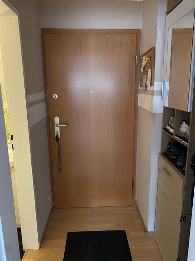 Sehr gepflegte 1-Zimmer-Wohnung in Sindelfingen Goldberg, 300m zur S-Bahnhaltestelle, von Privat – Flur Eingang Wohnung