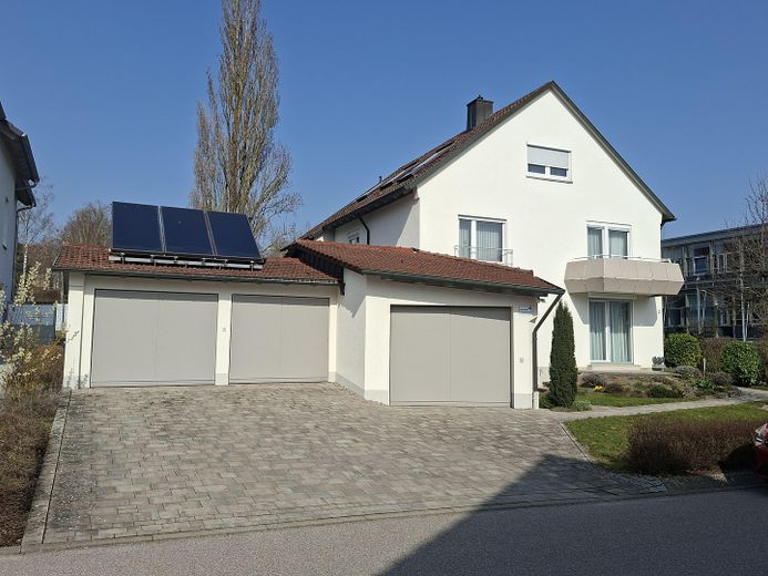 Sehr gepflegtes 4-Familien-Wohnhaus mit großem Gartengrundstück in Top Wohnlage von CR – Außenansicht