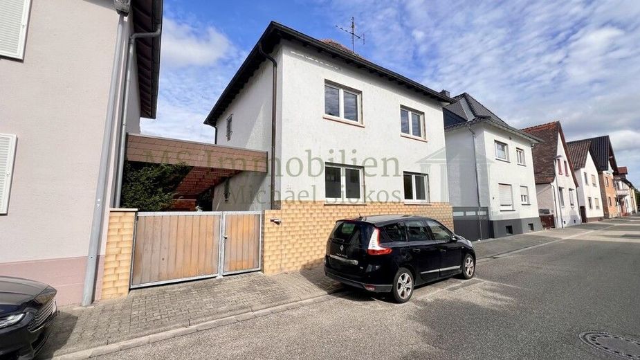 ** Charmantes Einfamilienhaus in zentraler Lage in Lampertheim - viel Platz für die ganze Familie ** – Hausansicht 3
