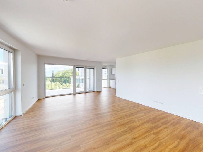 Platz & Komfort, gepaart mit modernem Design: Exklusive 3-Zimmer-Wohnung mit 2 BALKONEN, EBK und 2 Bädern – Ansicht II: Wohn- und Esszimm…