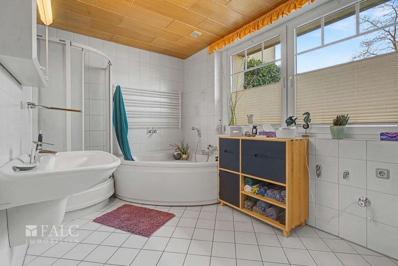 Seltene Gelegenheit in Dülmen - Großzügiges Mehrgenerationenhaus auf traumhaftem 1.335 m² Grundstück – Zweites Badezimmer_WE01