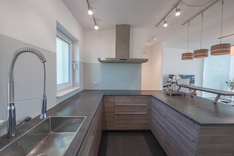 Lichte penthousewoning met 3 kamers in Westend incl. parkeerplaats – Küche