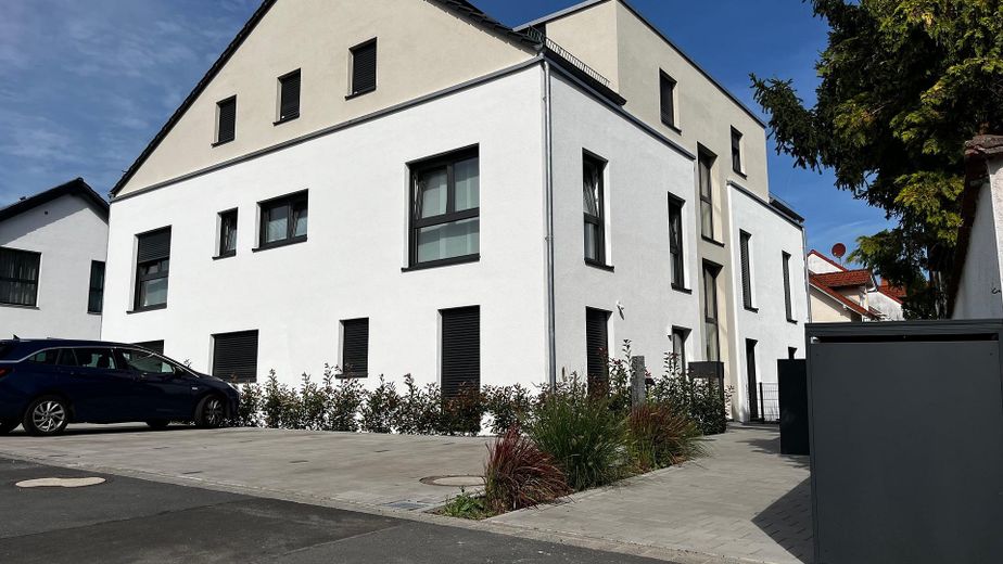 Dom w domu: Ekskluzywne mieszkanie 4-pokojowe na 2 piętrach w Seligenstadt – pierwszy najem – Hausansicht Südseite