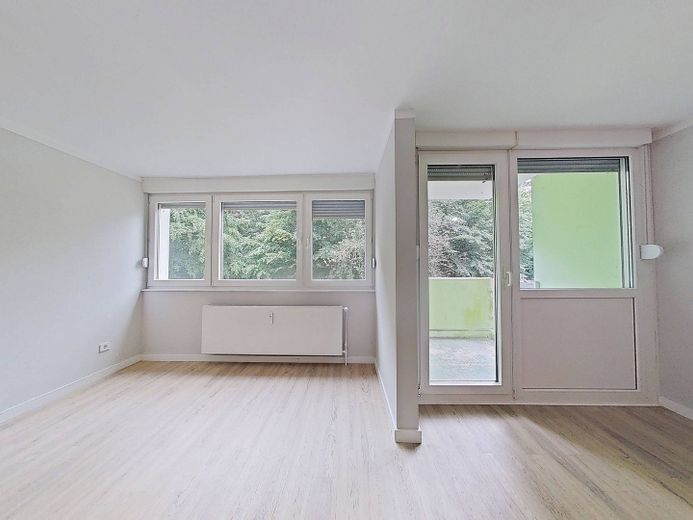 Moderno e luminoso appartamento di 3 locali con BALCONE e cucina componibile – Ansicht I: Wohn- und Esszimmer